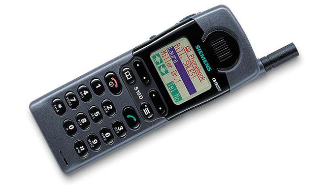 Siemens S10 - 1998 - первый телефон с цветным экраном - S10 Siemens, был прорывным устройством, хотя его маленький дисплей не стучал на колени