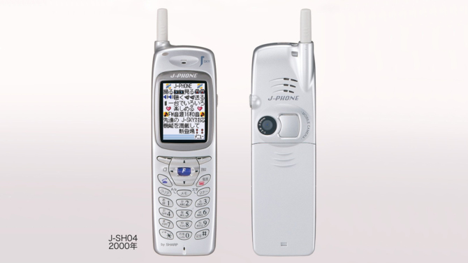 Европа получила первую камеру на телефоне в 2002 году вместе с Nokia 7650